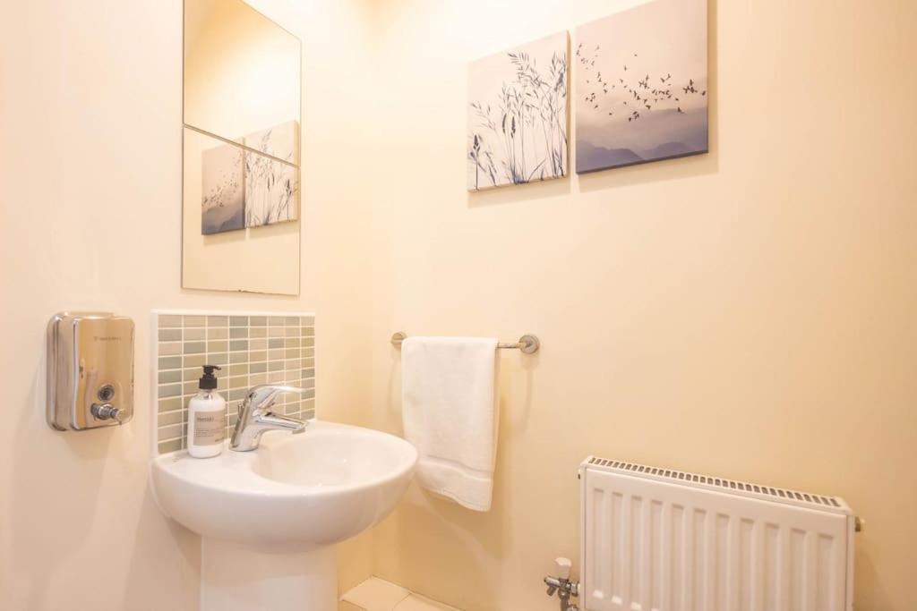 The Wellness Lodge- Gym, Table Tennis, Cinema, Parking And More! Bath Eksteriør bilde